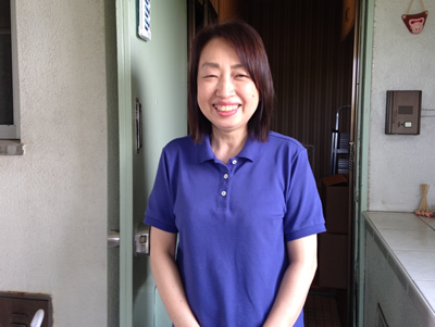 いつもお仕事を依頼していただいて いる福岡県春日市のお客様からの ご紹介で、 本日は、福岡市中央区のお客様宅 にお伺いしました。 お仕事ご依頼内容は、福岡市博多区 にある老人ホームから、中央区の ご自宅まで、布団一式と荷物が 入っている段ボールを運んでほしい とのご依頼でした。 荷物をお届け完了後、写真撮影の ご協力ありがとうございます。 素敵なお客様の笑顔に、 私どもスタッフもニッコリ 「今日も一日がんばるぞ！！」 と活力をいただきました。　（*^_^*） 春日市のお客様は、当店が各ご自宅 に配っているポスティングチラシを ご覧になって、当店にお仕事を依頼 されたということもあり、 中央区のお客様は、当店のホーム ページはご覧になっていません でした。 「今度お願いするときは、ホーム ページを見て、お仕事お願い しますねぇ！」とお声をかけて いただきました。 春日市のお客様にも仕事が無事完了 した旨のご報告をいたしました。 （春日市のお客様は、最初にお仕事 を依頼されて７年間ずっとごひいき にしていただいています。） この度は、素敵なお客様をご紹介 していただき、重ね重ねありがとう ございました。 【便利屋】暮らしなんでもお助け隊 福岡茶山店では、 老人ホーム入所前の、ご自宅の 丸ごと一軒片付けのご依頼や、 老人ホーム退去時の片付けの ご依頼が多く来ています。 また、片付けの際、 ご自宅から老人ホームへ 老人ホームからご自宅へ 荷物の移動も行っております。 その他、色々　何でも片付けして おりますので「こんな片付けも できる？」ってお気軽にお問い 合わせください。