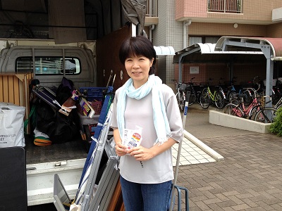 以前、ご実家(お母様)のお家の 片付けをご依頼されたお客様より  福岡市早良区にて、 不用品片付けのご依頼です。  作業前日には、 「トラックの駐車場入り口を 解除しないと入れませんので 近くに来たらお電話下さい。」  と配慮していただき  当日、お電話したところすぐに降りて きてくださり迷うことなく駐車場所へ トラックを止めることができました。  再度、お見積りをさせていただき 作業にとりかかった際には、  エレベータの開放、 玄関の自動ドアの開放、  運び出し作業までお手伝いいただき ありがとうございました。  親の家(実家) お部屋 老人ホーム入居・退去 引越し 解体前 遺品整理の際の不用な家具 不用品 不要品 粗大ごみ 粗大ゴミ家一軒丸ごと片付けを【便利屋】暮らしなんでもお助け隊 福岡茶山店が作業完了ですっきりしました  一人で作業にお伺いしていました ので本当に助かりました。  作業完了後には「ずっと片付けたかった 物でしたので、やっと片付けることができて 良かったです。ありがとうございました。」  と感謝のお言葉をいただき 写真撮影にも、にっこり笑顔で  ご協力していただき ありがとうございました。  親の家(実家) お部屋 老人ホーム入居・退去 引越し 解体前 遺品整理の際の不用な家具 不用品 不要品 粗大ごみ 粗大ゴミ家一軒丸ごと片付けを【便利屋】暮らしなんでもお助け隊 福岡茶山店が作業完了ですっきりしました  片付けに関することはいろいろ 何でもお手伝いしておりますので  「おたくでは、こんな片付けも できる？」というようにお気軽に お問い合せ下さい。  お電話お待ちしております。   老人ホームへの入居・退去　お家の解体前　引越しの際にでた不用品、ご入院・ご退院の際のお部屋片付け　遺品整理は歯ブラシから大型家具(不用品・不用品・粗大ごみ・粗大ゴミ)まで、家の中ぜんぶ(親の家・実家片付け)【便利屋】暮らしなんでもお助け隊 福岡茶山店が全て片づけます。0120-263-101老人ホームへの入居・退去　お家の解体前　引越しの際にでた不用品、ご入院・ご退院の際のお部屋片付け　遺品整理で困ったら歯ブラシから大型家具(不用品・不用品・粗大ごみ・粗大ゴミ)まで、家の中ぜんぶ(親の家・実家片付け)【便利屋】暮らしなんでもお助け隊 福岡茶山店へのお問い合わせは、スマートフォン・iPhoneからはココをクリックすると電話がかけられます