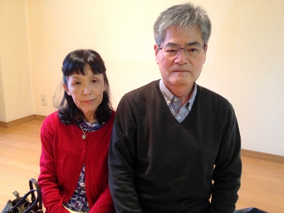 福岡市南区のお客様より、 お部屋丸ごと片付けのご依頼です。  「息子が入院しており、住んでいる お部屋のものをすべて片付けて いただきたいのですが、 費用はどれくらいになりますか？」  とお父様より、 ご相談をいただきました。  まずは間取りをお聞きし、 大きな家具類などがいくつくらい  あるのか、今現在のお部屋の様子 をお伺いいたしました。  間取りは、6畳一間の1DKで、 ベッド、3人掛けソファー、机、 冷蔵庫(2ドア)、洗濯機、洋服、 家電品が多数とのこと。  お部屋の状況は生活をされていた ままの状態とのことでした。  おそらく軽トラック2台～3台の 片付け費用に、片付け作業を すべてお願い致しますとの事でした  ので、仕分け・梱包作業費、 冷蔵庫、洗濯機のリサイクル税 を含め5万円～7万円くらいになるの ではないかとお伝えいたしました。  「作業時間はどれくらい かかりますか？」  とお時間も気にされておりましたの で状況にもよりますが半日程で 完了できるかと思います。  とお伝えしたところ、  「それでは、お見積り後にそのまま 作業をしていただいて構いませんの で土曜日の午後から お願いできますか？」  とご依頼をいただきましたので、 土曜日の午後にお伺いし実際に 拝見させていただいたところ、  お電話でお伝えしていただいた 家具類にクローゼットや収納庫にも 荷物がございましたので、  軽トラック3台分の 片付け作業が必要でした。  片付け費用をお伝えしたところ、  「お電話でお聞きしていた 費用と変わりませんし、 よろしくお願いします。」  とお客様よりご承諾をいただき ましたので作業をさせて 頂くことになりました。  作業にはお立会いをせずにお任せ しますとのことでしたので、 お部屋の鍵をお預かりし  「作業が終わる30分前にお電話を いたしますので、その後ご確認に きていただければ大丈夫です。  貴重品などは、一度目を通されたと のことでしたが、クローゼットの奥や  引き出しの中は確認されていない ようでしたので、もう一度作業を行う  際に確認いたしますので作業完了時 にお客様にご確認していただきます。  何か作業で迷うような事がありました ら必ずお客様のご確認を得てから 作業をいたします。」  とお伝えし作業を開始しました。  仕分け作業から搬出作業まで【便利屋】暮らしなんでもお助け隊 福岡茶山店が家一軒丸ごとすべて片付けます親の家(実家) お部屋　老人ホーム入居・退去 解体前 引越し 遺品整理 際に、大型家具 不要品 不用品粗大ごみ 粗大ゴミ の片づけで困っていませんか？  キッチンや冷蔵庫の中などの 食品類はおそらくお母様が片付け  られたようでほとんど ありませんでした。  クローゼットや机の中の仕分け・ 梱包作業を行い、  大きな家具類の解体作業も完了し 最後に簡易清掃作業の仕上げに  なったところでお客様へご連絡を してご確認に来ていただきました。  ご確認に来られお部屋を見渡した お母様は、  「トラックに積み込まれた荷物を みましたが、あれだけの荷物が あったのですね。お部屋が広く  感じるはずよね。こんなにきれいに して頂いて大変だったでしょう？ 本当にありがとうございました。」  と感謝のお言葉をかけて いただきました。  作業の際に、重要な封書、写真等が 見つかりましたのでお客様へお渡し お受け取りになられたお父様より  「こんなにきれいにしていただいて ありがとうございました。  ホームページのお客様の笑顔や メッセージを読ませていただいて、 ここに依頼しようと思いました。  また17年もの間続けてられている との事でしたので間違えないだろうと 思い相談時から作業完了に至るまで 安心してお任せできるなぁ～ と思いました。」  とたくさんの嬉しいお言葉をかけて 頂き、最後にはご夫婦揃って  写真撮影にもご協力いただき ありがとうございました。  息子様のご病気が早く治ることを スタッフ一同願っております。  【便利屋】暮らしなんでもお助け隊 福岡茶山店は、歯ブラシから大型家具まで家の中の不用品・不要品・粗大ごみ・粗大ごみすべてを片付けいたします。老人ホームへの入居・退去　お家の解体前　引越しの際にでた不用品、ご入院・ご退院の際のお部屋・実家片付け　遺品整理まで何でもご相談下さい  片付けに関することはいろいろ 何でもお手伝いしておりますので  「おたくでは、こんな片付けも できる？」というようにお気軽に お問い合せ下さい。  お電話お待ちしております。   老人ホームへの入居・退去　お家の解体前　引越しの際にでた不用品、ご入院・ご退院の際のお部屋片付け　遺品整理は歯ブラシから大型家具(不用品・不用品・粗大ごみ・粗大ゴミ)まで、家の中ぜんぶ(親の家・実家片付け)【便利屋】暮らしなんでもお助け隊 福岡茶山店が全て片づけます。0120-263-101老人ホームへの入居・退去　お家の解体前　引越しの際にでた不用品、ご入院・ご退院の際のお部屋片付け　遺品整理で困ったら歯ブラシから大型家具(不用品・不用品・粗大ごみ・粗大ゴミ)まで、家の中ぜんぶ(親の家・実家片付け)【便利屋】暮らしなんでもお助け隊 福岡茶山店へのお問い合わせは、スマートフォン・iPhoneからはココをクリックすると電話がかけられます
