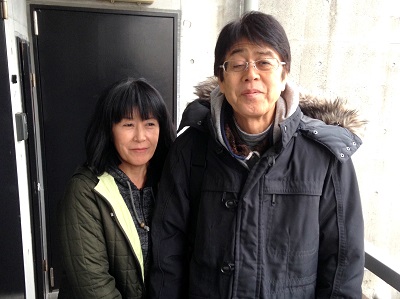 福岡市中央区のお客様より お部屋丸ごと片付けのご依頼です。  ご実家を離れて暮らしている 息子様が入院されたため、  アパートのお部屋を片付けて ほしいとご両親様より ご依頼をいただきました。  まずはお部屋を拝見させていただき 必要なものやお持ち帰りされる  品々を教えていただいてから お見積をいたしました。  必要なものを除いたお部屋には ソファー(二人掛け)、ベッド、 チェスト、3段ボックス、 バイクの部品、洋服、洗濯機、 家電品等があり、  軽トラック2台分(1tパック)の 片付け作業が必要でした。  生活されていたそのままの状況 からの作業でしたので、 仕分け梱包作業費に  お部屋(4階)から階段での 運び出し作業費、  洗濯機のリサイクル税を 含めてお見積いたしました。  遠方から来られていることもあり、 ご承諾後にそのまま作業を させていただくことになりました。  「すみません、ほんとに散らかって いて申し訳ありませんが よろしくお願いします。」  とお母様より、声をかけていただき 作業を任せていただきました。  この日の外は気温がすごく下がり、 雨から雪へと変わろうとしている 状況でしたが、  近くで作業を終えたスタッフ2名と 合流しスタッフ4名で 作業を開始しました。  2名がお部屋の中の 仕分け梱包作業、  仕分け作業から搬出作業まで【便利屋】暮らしなんでもお助け隊 福岡茶山店が家一軒丸ごとすべて片付けます親の家(実家) お部屋　老人ホーム入居・退去 解体前 引越し 遺品整理 際に、大型家具 不要品 不用品粗大ごみ 粗大ゴミ の片づけで困っていませんか？  もう2名で搬出運び出し作業を行い 最後に清掃作業を行って2時間程 で完了することができました。  今回、お客様は作業にお立会いが できませんでしたので作業が完了  する30分前にお電話をして、 完了確認にきていただきました。  作業中に写真や通帳など貴重品 が見つかりましたので、  そちらをお渡した後お部屋を 確認していただきました。  「早かったですね！しかもお掃除 までしていただいて！こんなに きれいにしていただいて ありがとうございました。 寒い中ご苦労様でした。」  と感謝のお言葉を かけていただきました。  また、当社に依頼する前に 他の業者様にもお問い合わせを していたのですが、  当社へ電話をしたところ すごく対応が良かったので、  今回依頼することを 決められたそうです。  最後はご夫婦揃って 写真撮影にもご協力いただき ありがとうございました。  帰る頃には、雨は雪に かわっていました。  遠方から来られていましたので 帰り道の運転には 気をつけて帰られて下さいね！  親の家(実家) お部屋 老人ホーム入居・退去 引越し 解体前 遺品整理の際の不用な家具 不用品 不要品 粗大ごみ 粗大ゴミ家一軒丸ごと片付けを【便利屋】暮らしなんでもお助け隊 福岡茶山店が作業完了ですっきりしました  片付けに関することはいろいろ 何でもお手伝いしておりますので  「おたくでは、こんな片付けも できる？」というようにお気軽に お問い合せ下さい。  お電話お待ちしております。 老人ホームへの入居・退去　お家の解体前　引越しの際にでた不用品、ご入院・ご退院の際のお部屋片付け　遺品整理は歯ブラシから大型家具(不用品・不用品・粗大ごみ・粗大ゴミ)まで、家の中ぜんぶ(親の家・実家片付け)【便利屋】暮らしなんでもお助け隊 福岡茶山店が全て片づけます。0120-263-101老人ホームへの入居・退去　お家の解体前　引越しの際にでた不用品、ご入院・ご退院の際のお部屋片付け　遺品整理で困ったら歯ブラシから大型家具(不用品・不用品・粗大ごみ・粗大ゴミ)まで、家の中ぜんぶ(親の家・実家片付け)【便利屋】暮らしなんでもお助け隊 福岡茶山店へのお問い合わせは、スマートフォン・iPhoneからはココをクリックすると電話がかけられます