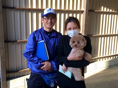 前回、お部屋丸ごと片付けの ご依頼をいただいたお客様より、  今回は倉庫内の不用品片付け のご依頼です。  老人ホームへの入居・退去　お家の解体前　引越しの際にでた不用品、ご入院・ご退院の際のお部屋片付け　遺品整理は歯ブラシから大型家具(不用品・不用品・粗大ごみ・粗大ゴミ)まで、家の中ぜんぶ(親の家・実家片付け)【便利屋】暮らしなんでもお助け隊 福岡茶山店が全て片づけます。0120-263-101  「急で申し訳ありませんが 近日中に倉庫の片付けを お願いしたのですが…」  とお問い合わせがあり、 まずは倉庫の大きさと不用なもの  がどれくらいあるのかを 教えていただきました。  4畳半くらいの倉庫に 冷蔵庫が2台と自転車が1台  倉庫周辺にある植木鉢や農機具 倉庫内にあるほとんどの物は 片付けてほしいとのことでした。  「前回のようにお見積りをして いただいて、後日作業を行う という形になるのでしょうか？」  とお客様よりご質問がありました。  数日内のスケジュールを確認後 明日の午後からでしたら  お見積り後、そのまま作業を 行うことができます とお伝えしたところ  「よかったぁ～そうしていただける と助かります。 では明日よろしくお願いします。」  と作業日時も決まり、 明日お伺いすることになりました。  軽トラック 1tトラック 2tトラックでお部屋の片付けからお家丸ごと片付けまで 【便利屋】暮らしなんでもお助け隊 福岡茶山店がお伺いいたします。不要品 不用品 粗大ごみ 粗大ゴミを各種プランで かたづけます。  作業当日は、かなり大きな倉庫 とのことでしたので余裕をもって  2tトラックにスタッフ2名で お伺いしました。  まずは倉庫内を拝見し、 その後倉庫周辺を拝見させて いただいたところ、  2tパックに仕分け・梱包作業費 軽トラック3台分、  冷蔵庫2台のリサイクル税で お見積りいたしました。  「すみません、たくさんあります けどよろしくお願いします。」  と、お客様からご承諾を いただいた後、 早速作業に取り掛かりました。  作業が半分くらいすんだころ、 追加のご相談がありました。  「Wベッドもお願いしたいのですが もうトラックには乗りませんよね？ 急ぎではないのですが…」  お家一軒丸ごと片付けてもらう費用ってどれくらいかかるの こんなことを業者に頼んだことがないからわからない 不用品 不要品 粗大ごみ 粗大ごみ 大型家具 タンス ダンボール ゴミ袋に たくさんあるけど大丈夫かな  拝見させていただいところ、 とても重厚な作りで大きなベッド でしたので、  今回の2tトラック内に積み込む ことができませんでした。  近くで作業を行っているトラックや スタッフもいなかったので、  一人が作業の仕上げを行い、 もう一人が一旦営業所へ戻る事で  本日中に対応させて いただきました。  戻ってきたトラックへ ベッドを積み込み、  無事に作業を完了し お客様に作業完了 確認を行っていただきました。  「すごい、あんなにたくさん あったのに!!　前回もそうでしたが 早くてきれいですね!  本当にこんなにきれいにして いただいてありがとうございました 。助かりました。」  と、感謝のお言葉もたくさんかけて いただき満足していただけて よかったです。  お任せしてよかったです。親の家(実家) お部屋 老人ホーム入居・退去 解体前 引越し 遺品整理の際不用品 不要品 粗大ごみ粗大ゴミ 大型家具を【便利屋】暮らしなんでもお助け隊 福岡茶山店が家一軒丸ごとすべて片付けましたご依頼ありがとうございました。  今回は、ワンちゃんと一緒に 写真撮影のご協力までしていただき ありがとうございました。  また、片付け作業でお困りの際は ぜひお役にたたせてください!!  親の家(実家) お部屋 老人ホーム入居・退去 引越し 解体前 遺品整理の際の不用な家具 不用品 不要品 粗大ごみ 粗大ゴミ家一軒丸ごと片付けを【便利屋】暮らしなんでもお助け隊 福岡茶山店が作業完了ですっきりしました   ご予約のお客様の状況により ご対応できない場合がございますが  当社では、作業日時からご提案、 作業に至るまでできるだけ  お客様のご要望にお答えできるように ご対応させていただいております。  お問い合わせの際、 お見積り、作業当日でも ご遠慮なくご相談下さい。   片付けに関することはいろいろ 何でもお手伝いしておりますので  「おたくでは、こんな片付けも できる？」というようにお気軽に お問い合せ下さい。  お電話お待ちしております。  老人ホームへの入居・退去　お家の解体前　引越しの際にでた不用品、ご入院・ご退院の際のお部屋片付け　遺品整理は歯ブラシから大型家具(不用品・不用品・粗大ごみ・粗大ゴミ)まで、家の中ぜんぶ(親の家・実家片付け)【便利屋】暮らしなんでもお助け隊 福岡茶山店が全て片づけます。0120-263-101老人ホームへの入居・退去　お家の解体前　引越しの際にでた不用品、ご入院・ご退院の際のお部屋片付け　遺品整理で困ったら歯ブラシから大型家具(不用品・不用品・粗大ごみ・粗大ゴミ)まで、家の中ぜんぶ(親の家・実家片付け)【便利屋】暮らしなんでもお助け隊 福岡茶山店へのお問い合わせは、スマートフォン・iPhoneからはココをクリックすると電話がかけられます