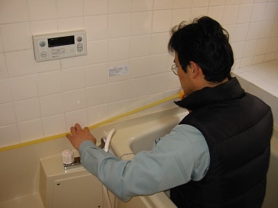 クチコミ　評判３　あなたの町の便利屋・何でも屋　【便利屋】暮らしなんでもお助け隊 福岡茶山店では、お家のちょっと困ったを解決しています。今回はお風呂のコーキング作業です。お風呂や水回りでよくお困りになられているこの部分の修繕作業。ホームページには、ご依頼いただいたお客様より、口コミ・評判コメント、笑顔の写真を掲載しています。